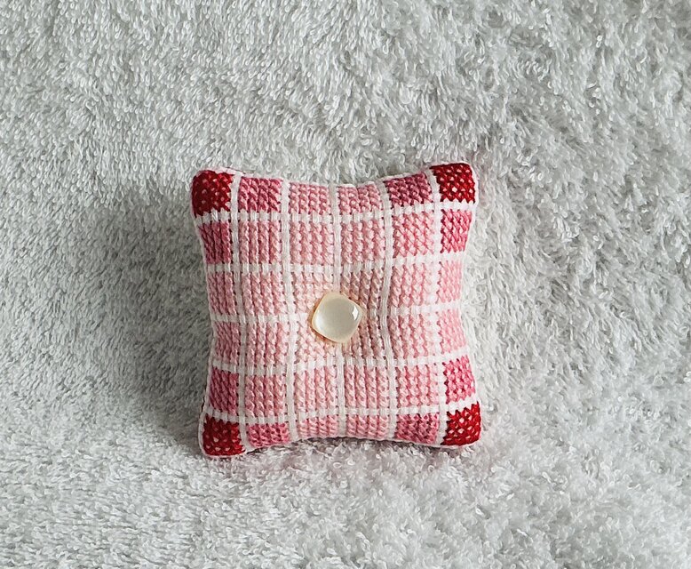 クロスステッチのピンクッション・ピンクスクエア