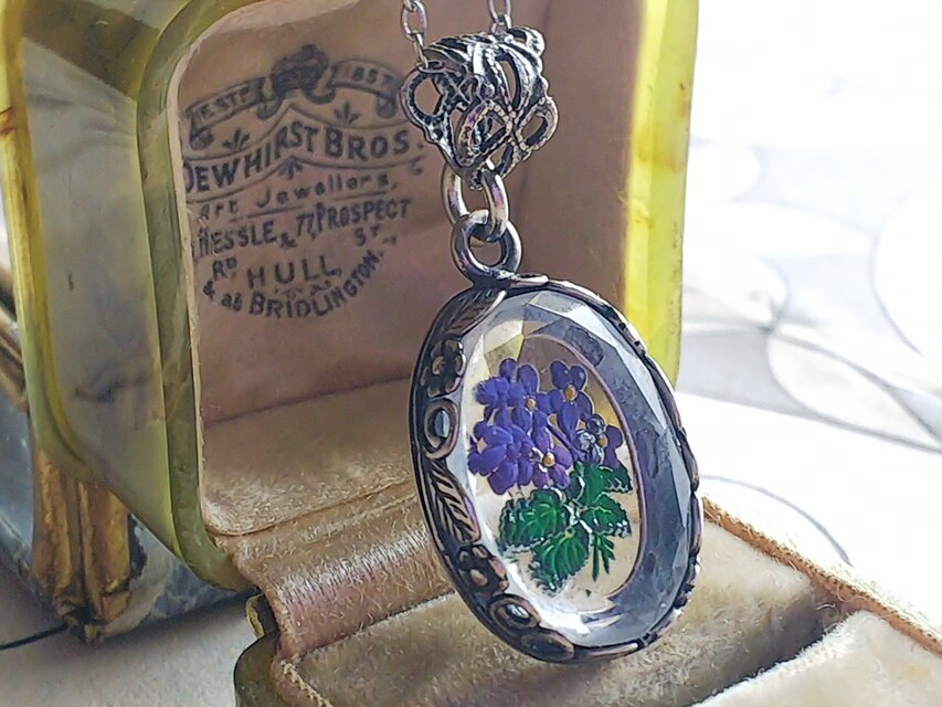 ヴィンテージ Aランク① すみれのインタリオ（18×13㎜）花葉