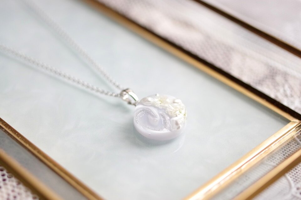 レジンアート　ラウンドペンダント〈姿見に映る影〉