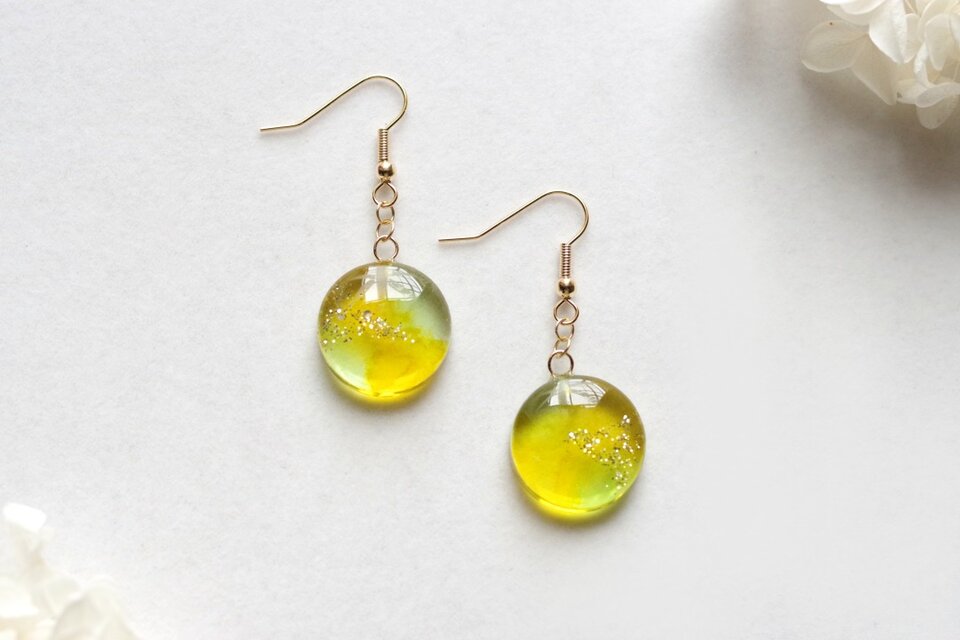 レジンアート　ラウンドピアス〈ご機嫌な昼下がり〉