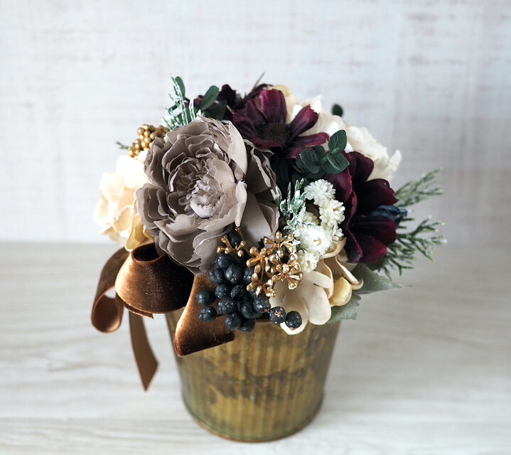 ラナンキュラスとチョコレートコスモスのアレンジメント -Artificial