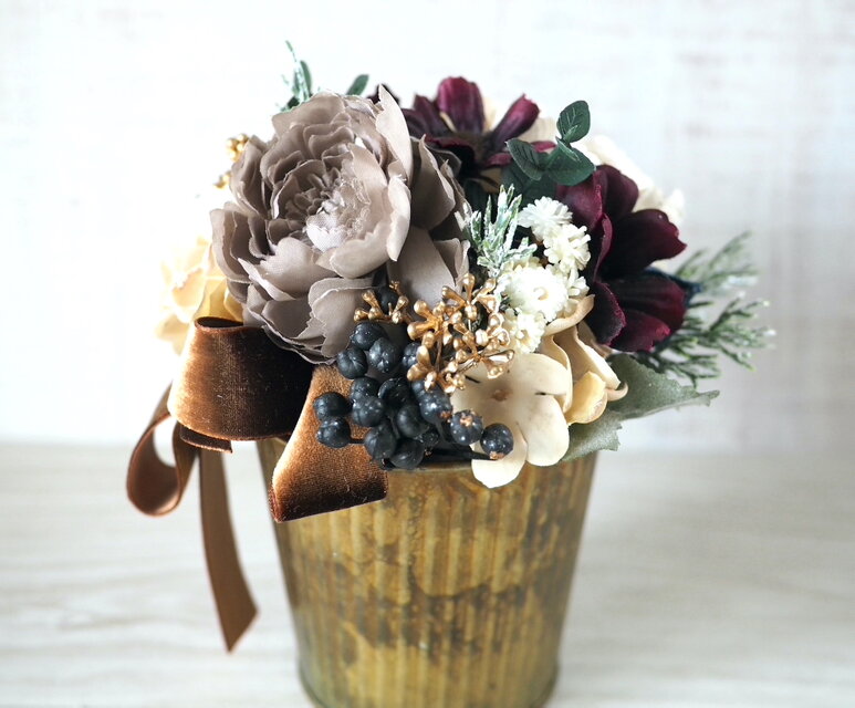 ラナンキュラスとチョコレートコスモスのアレンジメント -Artificial