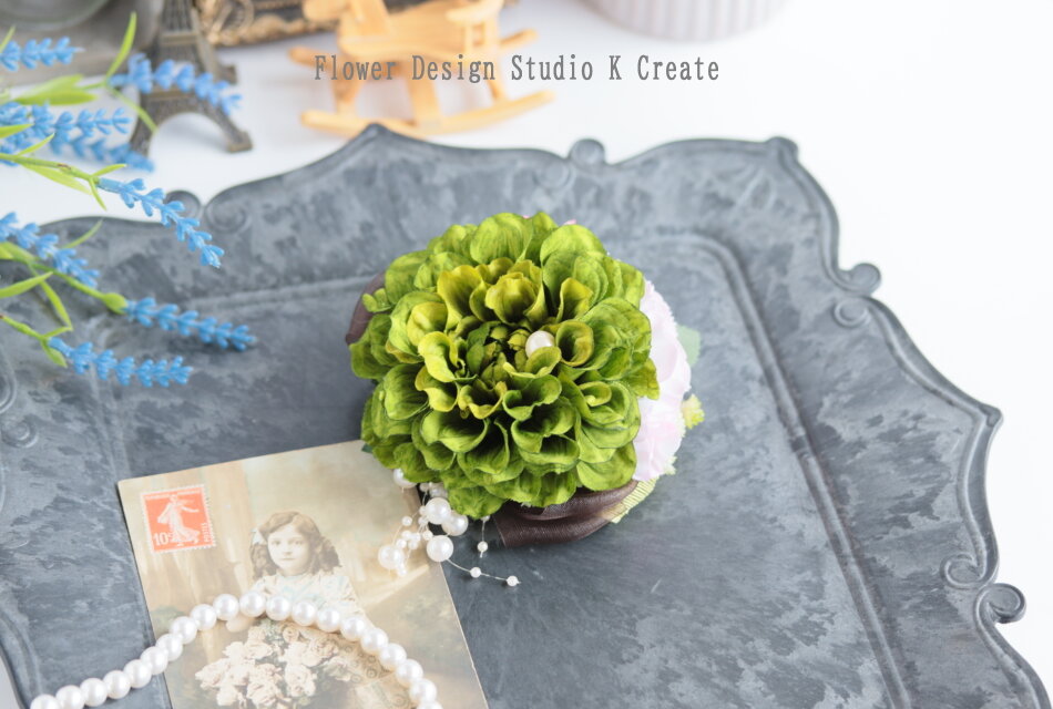 黄緑のダリアとカーネーションのコサージュ　結婚式　卒業式　入学式　グリン　黄緑　フォーマル　セレモニー　パール　箱入り