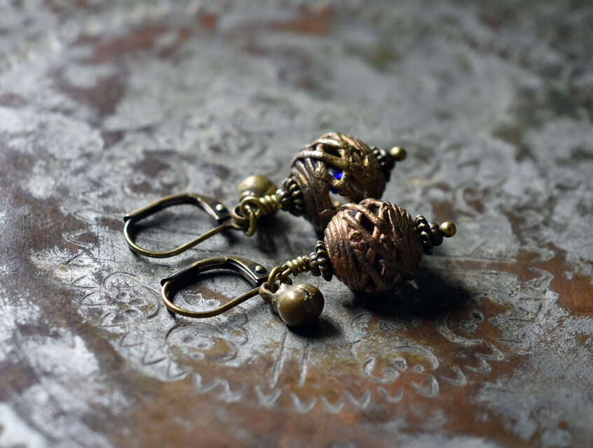 ガーナブラスビーズと民族鈴のピアス（丸型）