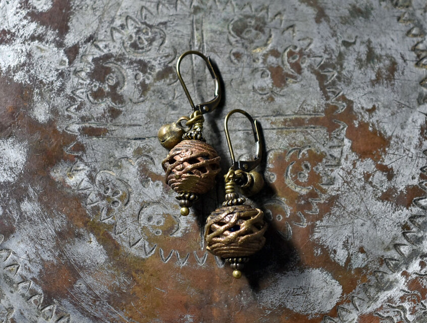 ガーナブラスビーズと民族鈴のピアス（丸型） | iichi 日々の暮らしを