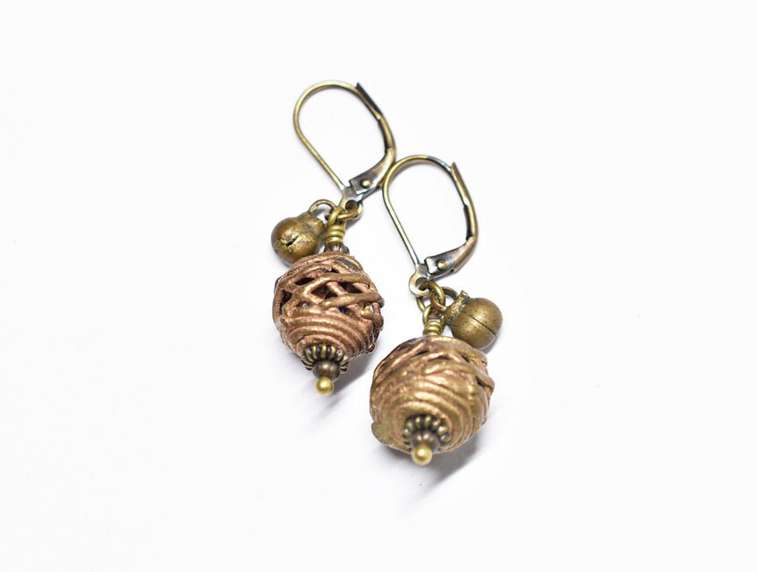 ガーナブラスビーズと民族鈴のピアス（丸型） | iichi 日々の暮らしを