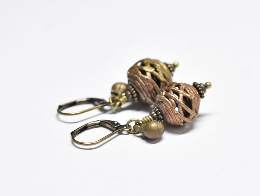 ガーナブラスビーズと民族鈴のピアス（丸型） | iichi 日々の暮らしを