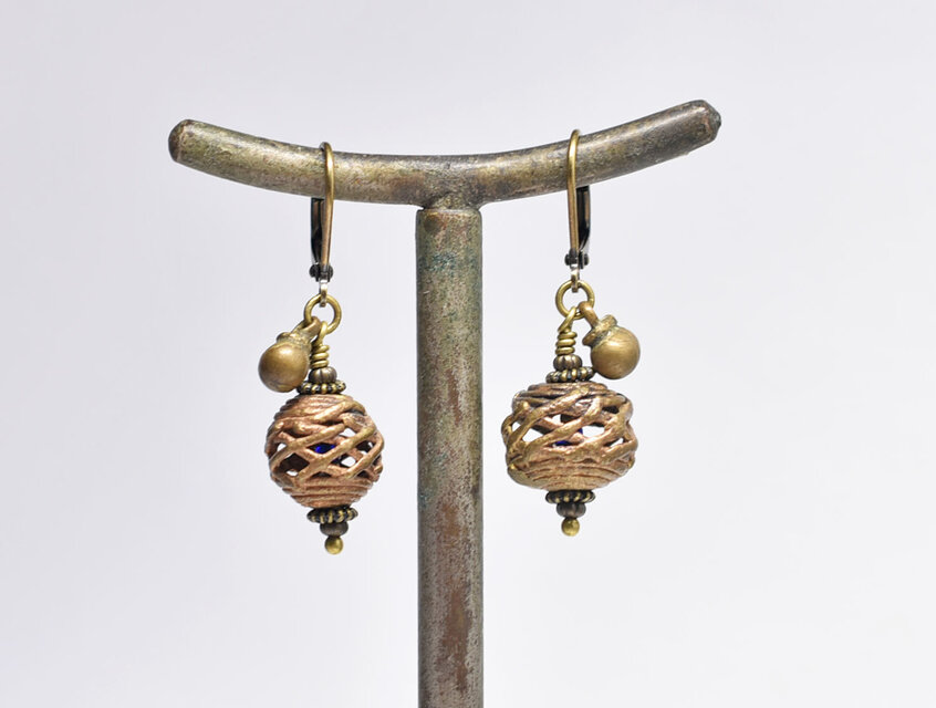 ガーナブラスビーズと民族鈴のピアス（丸型） | iichi 日々の暮らしを