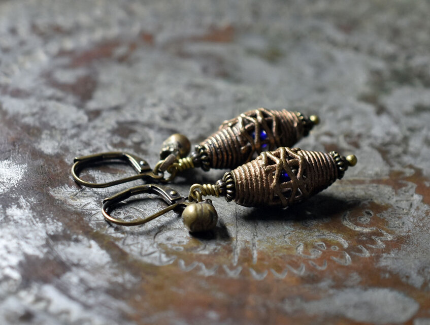 ガーナブラスビーズと民族鈴のピアス（楕円型）