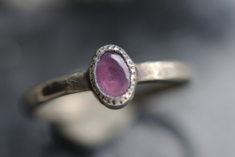 【悪魔の所業！】特注カット　スリランカ産「トシッタ」さんの蛍光非加熱パープルサファイア・シルバーリング【Diablo】