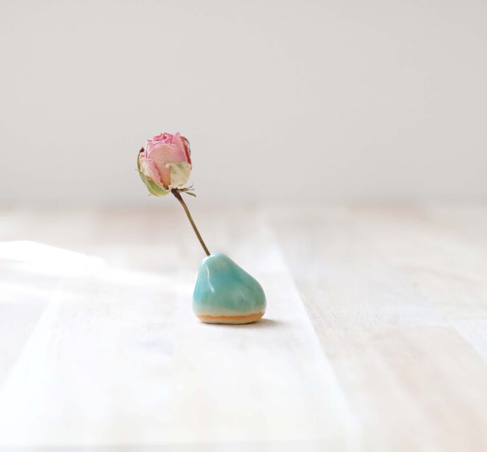 陶土の小さな変形花立て トルコブルー ＊ ドライフラワー付き