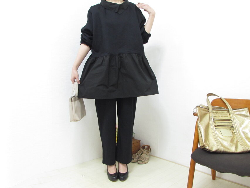 2850ふんわり優美な黒のデニムパイルギャザーブラウス