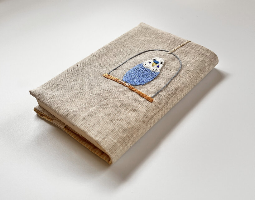 セキセイインコの刺繍文庫本カバー