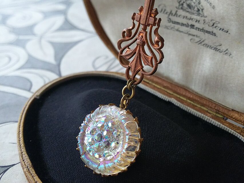 ヴィンテージ　フランスフィリグリーと透明オーロラGlassボタンのネックレス