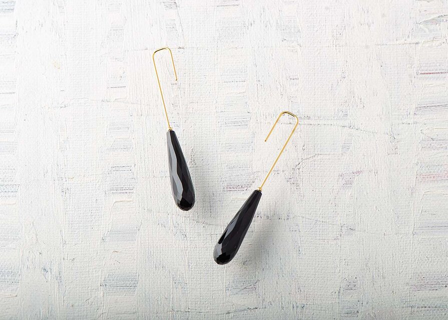 Crochet(クロシェ）なめらかに輝くブラックスピネル（カット）　ゴールドコーティング