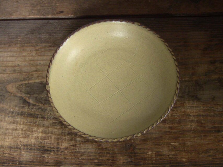 格子文皿（伊羅保）