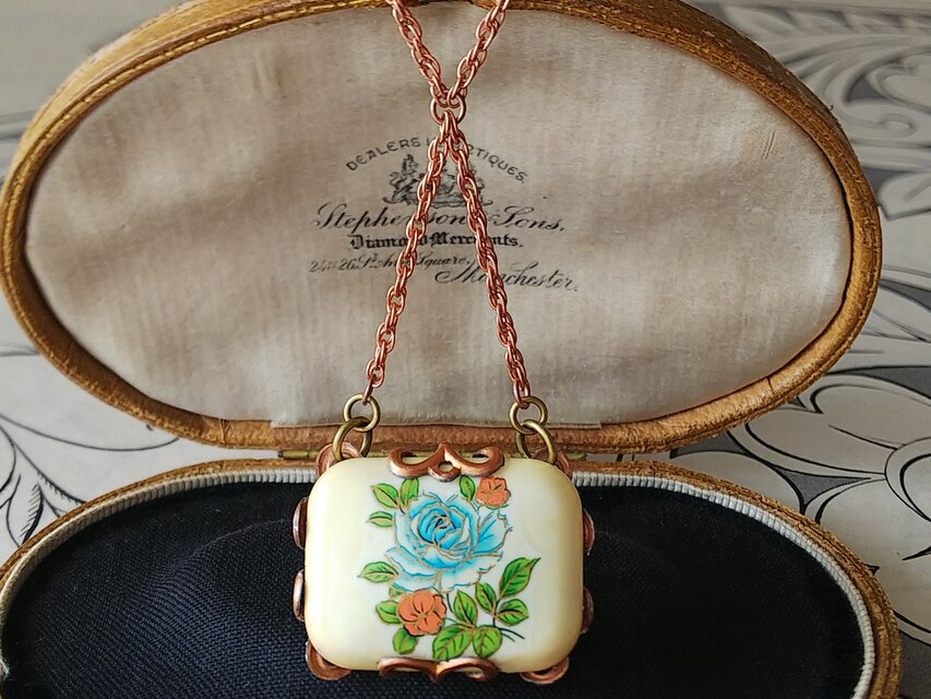 ヴィンテージ　Blue薔薇と赤い椿のレクタングルGlassのネックレス