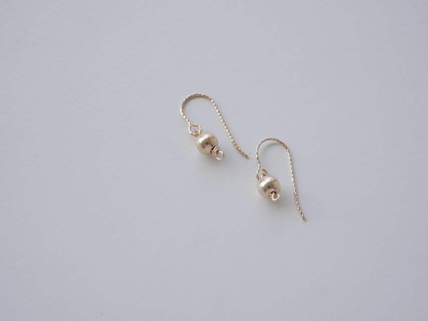 小さな満月 ｜14kgf 小さなフックピアス 上品 シンプル