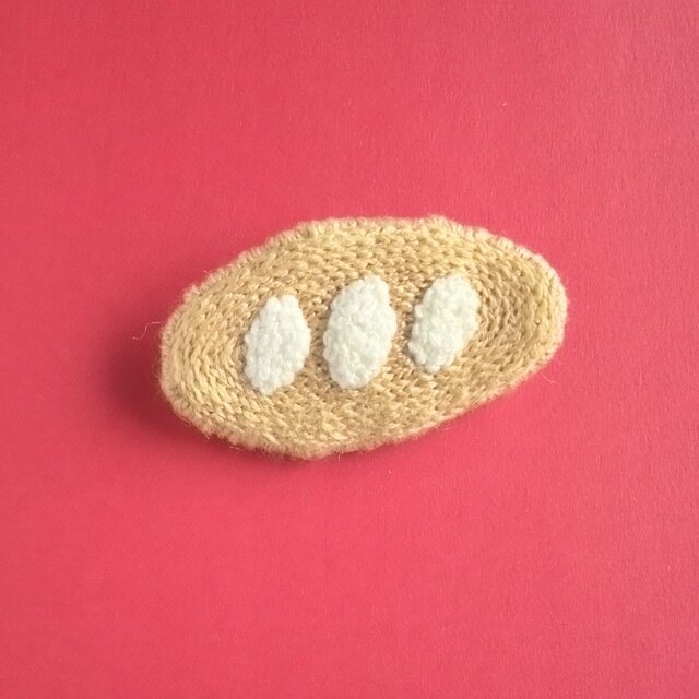 むぎむぎフランスパンの刺繍ブローチ　ベージュ