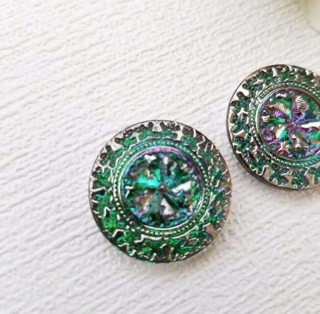 エメラルドグリーンの輝き ✧ チェコガラスボタンピアス | iichi 日々