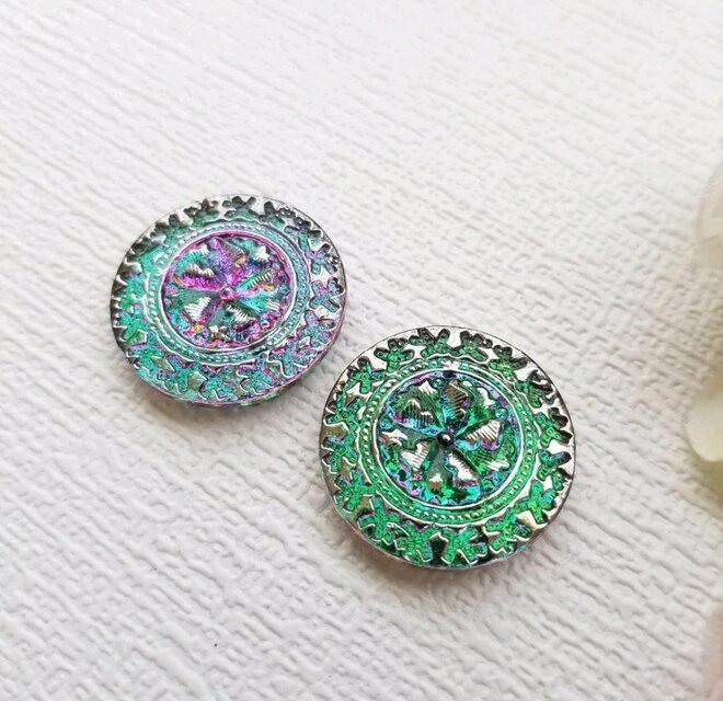 エメラルドグリーンの輝き ✧ チェコガラスボタンピアス | iichi 日々