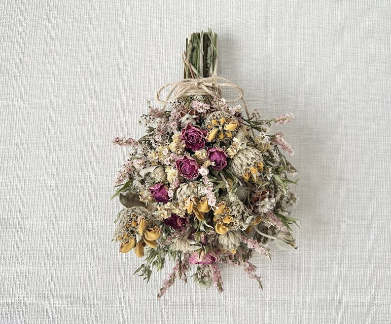 セージとミニ薔薇のスワッグ・ブーケ | iichi 日々の暮らしを心地よく