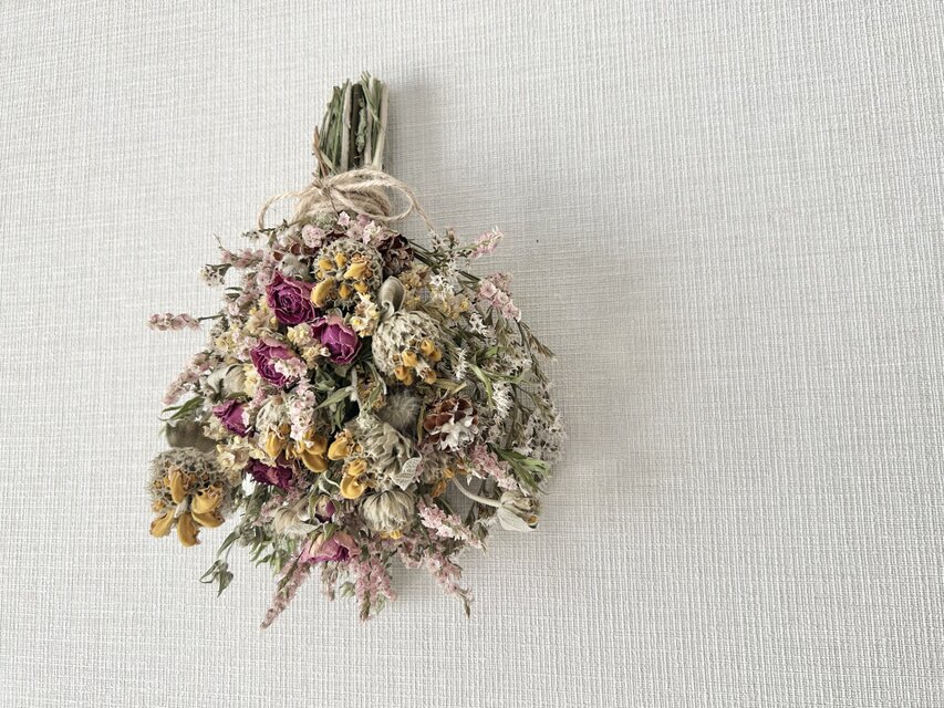 セージとミニ薔薇のスワッグ・ブーケ | iichi 日々の暮らしを心地よく