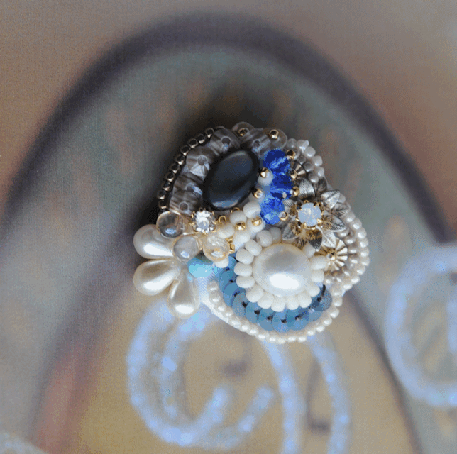 天然石の刺繍ブローチ　ブラックシェルと淡水パール