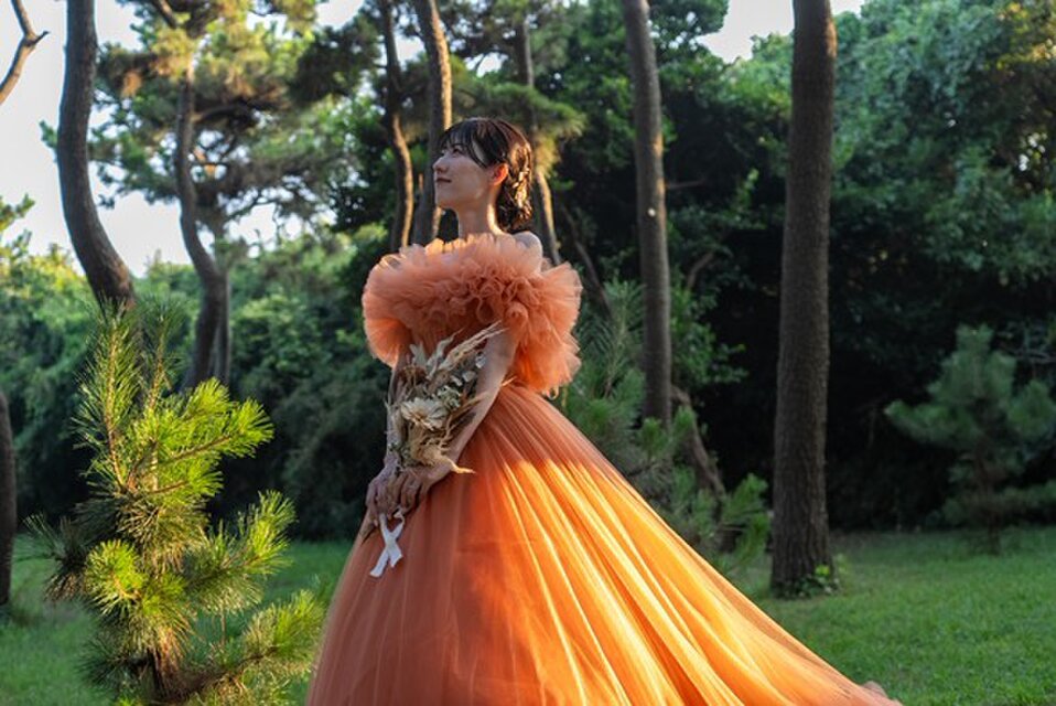 実例写真！カラードレス オレンジ 取り外しオフショルダー フリル袖 華やかなトレーン 編み上げ 前撮り