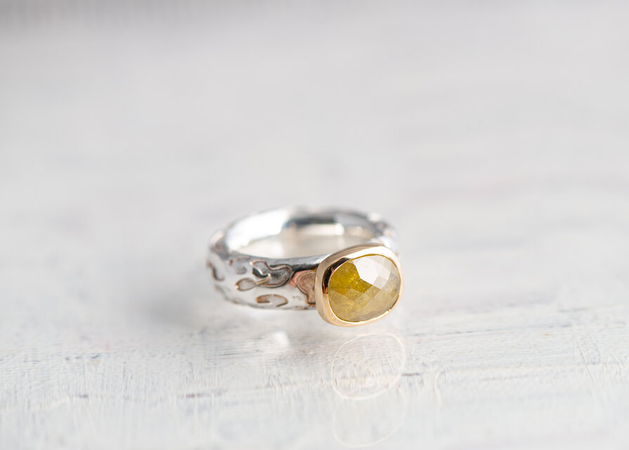 アニマルなナチュラルカラーダイヤリング　ひょう