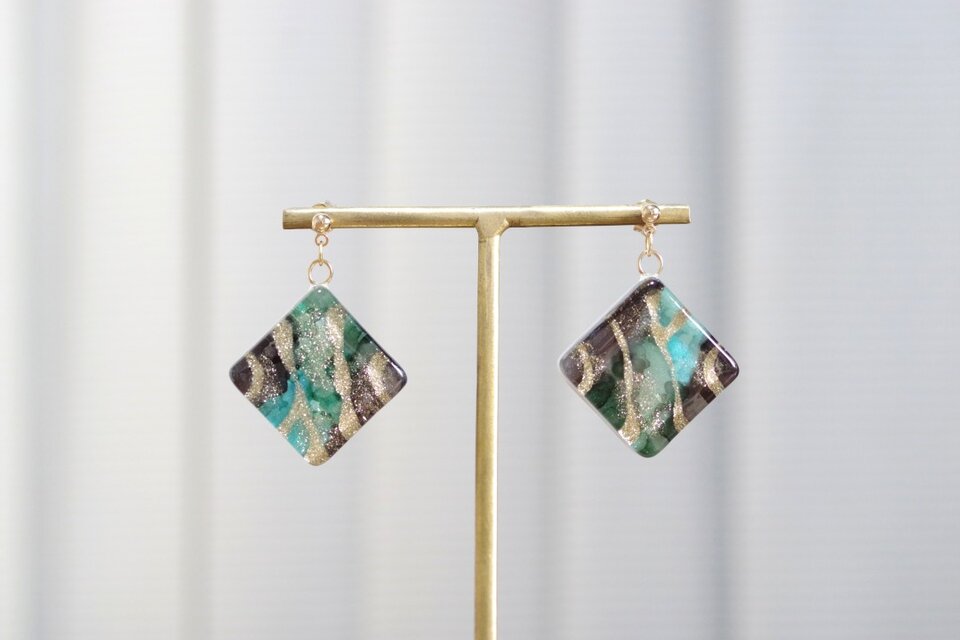 レジンアート　スクエアピアス〈神かくしの森〉