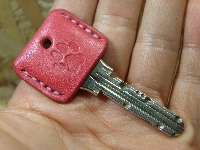 大きい肉球刻印のキーカバー ピンク