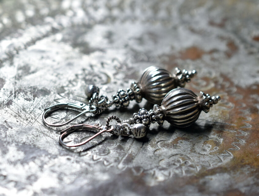 oldヒマーチャルシルバーとシルバビーズ、花付きインドシルバー鈴のピアス