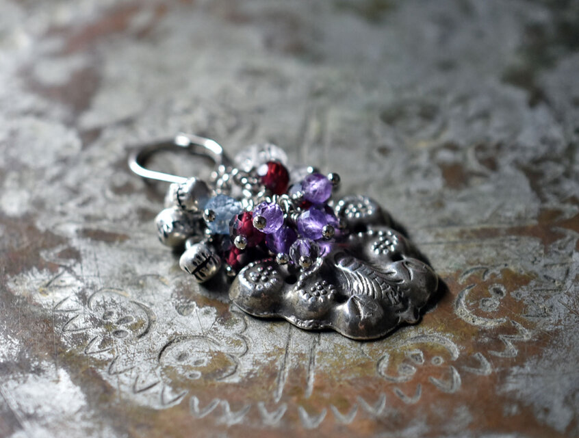 ラオ族蝶型oldシルバーとたわわなアメジスト＆ハーキマーダイヤモンド、アクアマリン、インドシルバー鈴の片耳ピアス