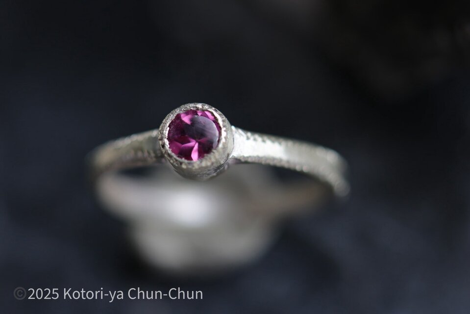 【タイの国際宝飾展で入手してきたお宝】バフトップカット　ロードライトガーネット・シルバーリング【スティッチ・ローズ】