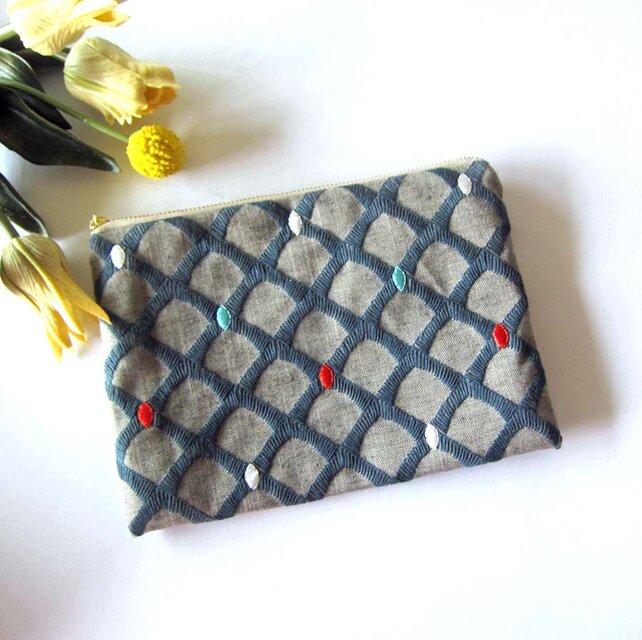 英国生地　（L)刺繍のドットのポーチ　お薬入れ　カード入れ　コスメ入れ　キーケース