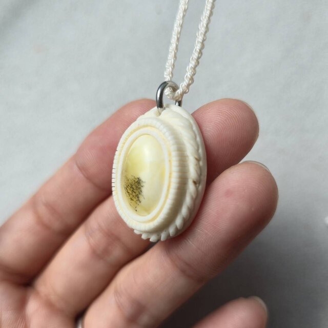 鹿の角 ロイヤルアンバーのペンダント#3 | iichi 日々の暮らしを 