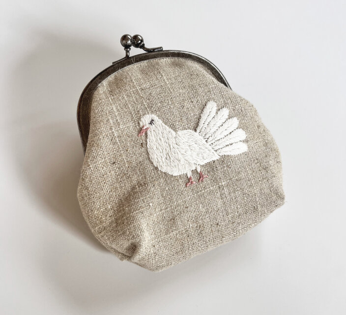 白いクジャクバトの刺繍がまぐち
