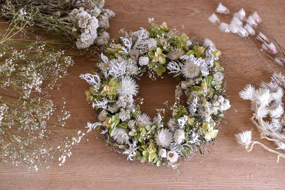 可憐な白色の花飾り