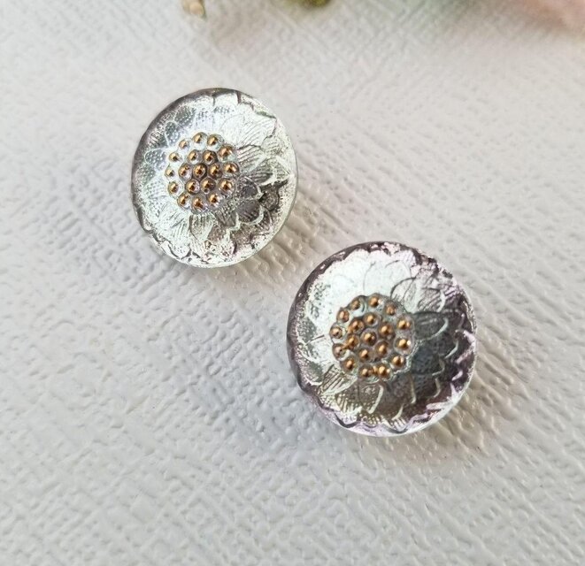 【透明感と輝き】チェコガラスボタンの花模様ピアス｜クリア×シルバー×ゴールド cp0807