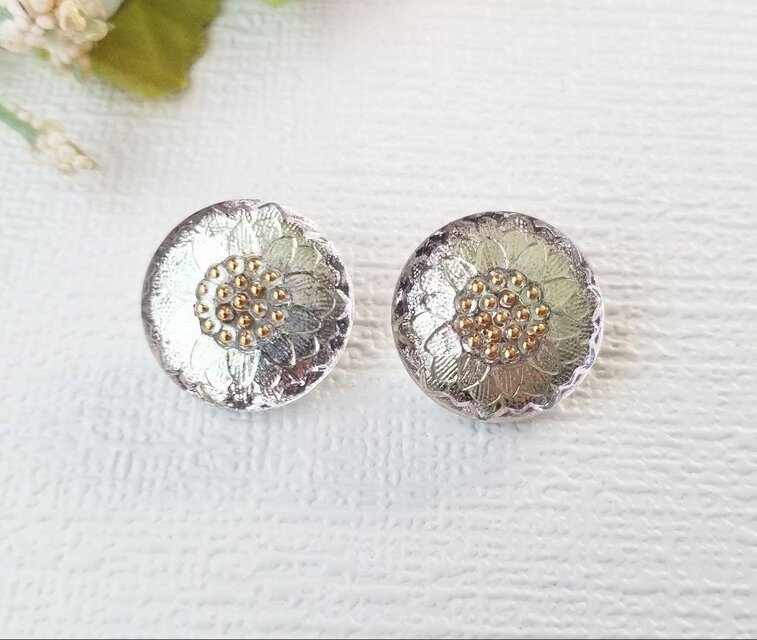 透明感と輝き】チェコガラスボタンの花模様ピアス｜クリア×シルバー