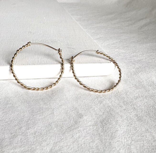 14kgf Seemless twist 30 キャッチレス フープピアス | iichi