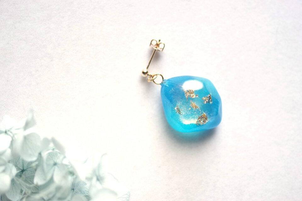 レジンアート　鉱物ピアス〈青空の中へ〉