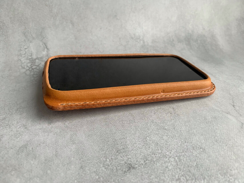 iPhone16Pro・iPhone16ProMAX用 手縫いのカバー ケース【名入れ無料