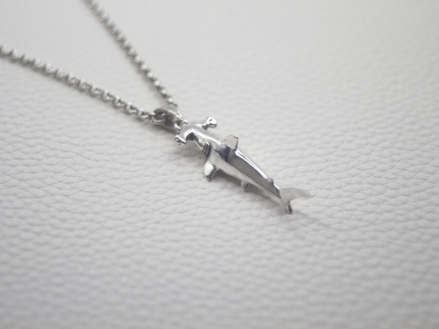 ハンドメイドのシルバーペンダント Aqualis。Hammerhead Shark (シュモクザメ)