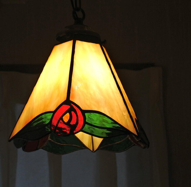 レトロな薔薇のペンダントランプ　ステンドグラス 照明 ランプ ギフト