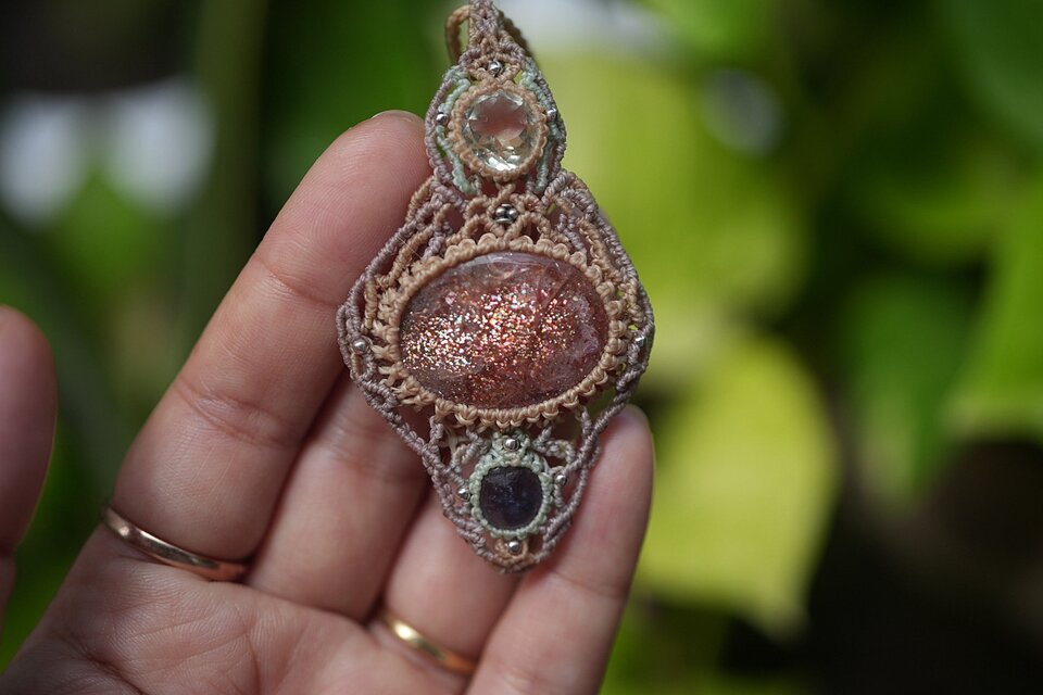 Green amethyst☆sunstone☆iolite マクラメネックレス2113 | iichi