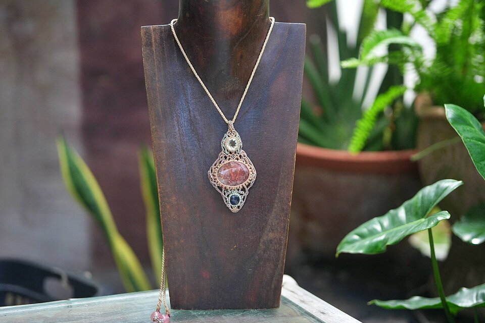 Green amethyst☆sunstone☆iolite マクラメネックレス2113 | iichi