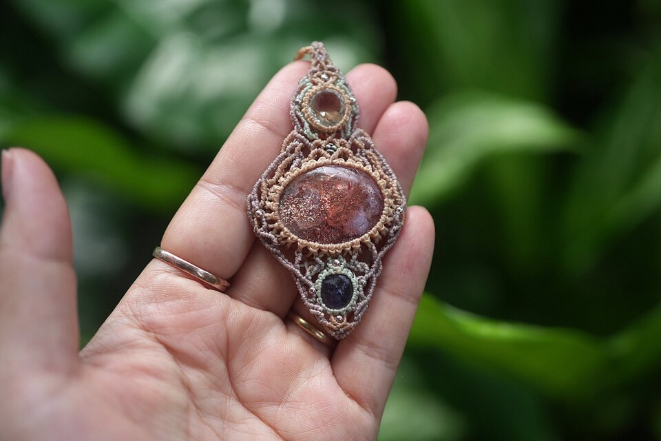 Green amethyst☆sunstone☆iolite マクラメネックレス2113 | iichi