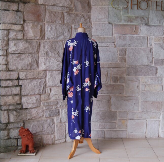 レトロクラシカル 黒地のシックな和の雰囲気 着物スリーブ